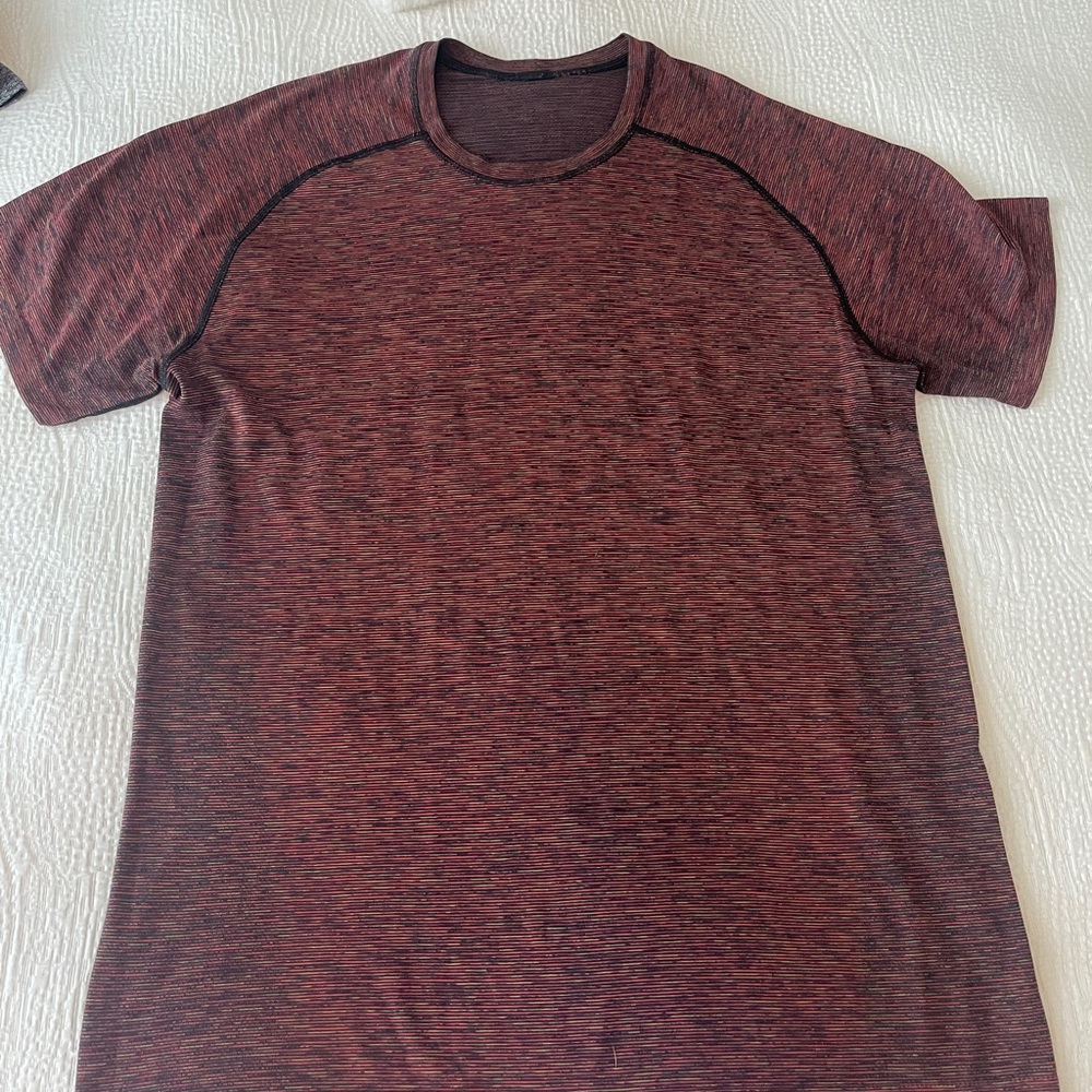 Heathered red multicolor short sleeve Lululemon’s men’s T shirt size XL.